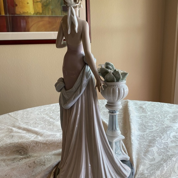 RETIRED 2000  ‘A TOUCH OF CLASS LLADRO’ PORCELAIN FIGURINE - Item# 01005377 - Picture 5 of 12